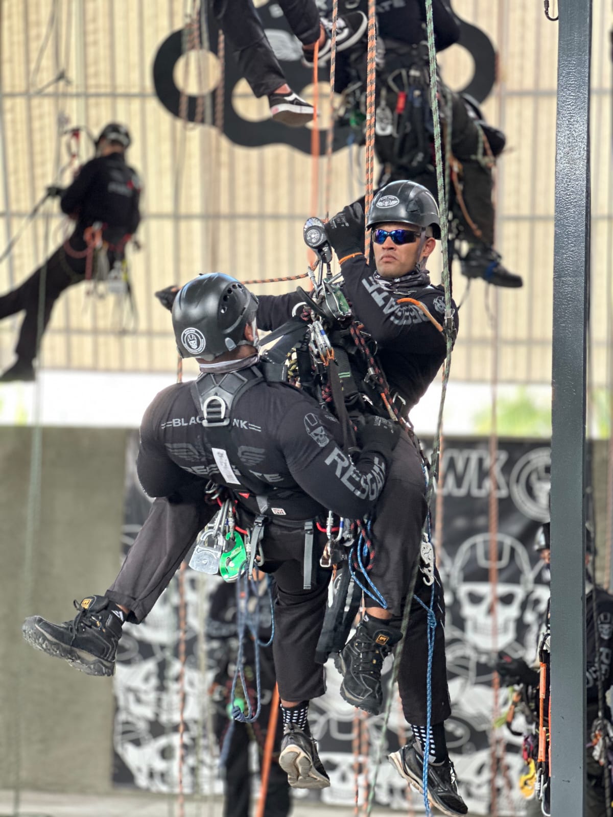 Equipe em exercício de resgate vertical com acesso por cordas