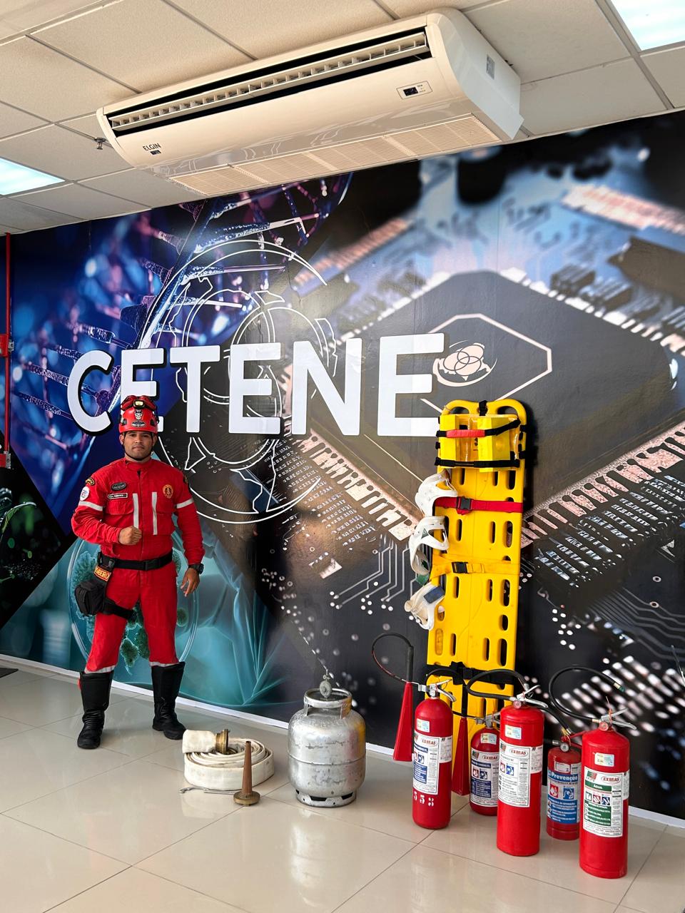 Profissional com equipamentos de combate e resgate em ambiente corporativo