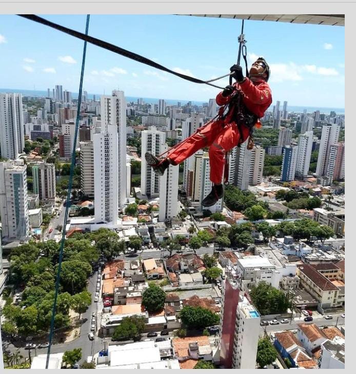 Treinamento NR-35 com profissional suspenso por cordas em altura