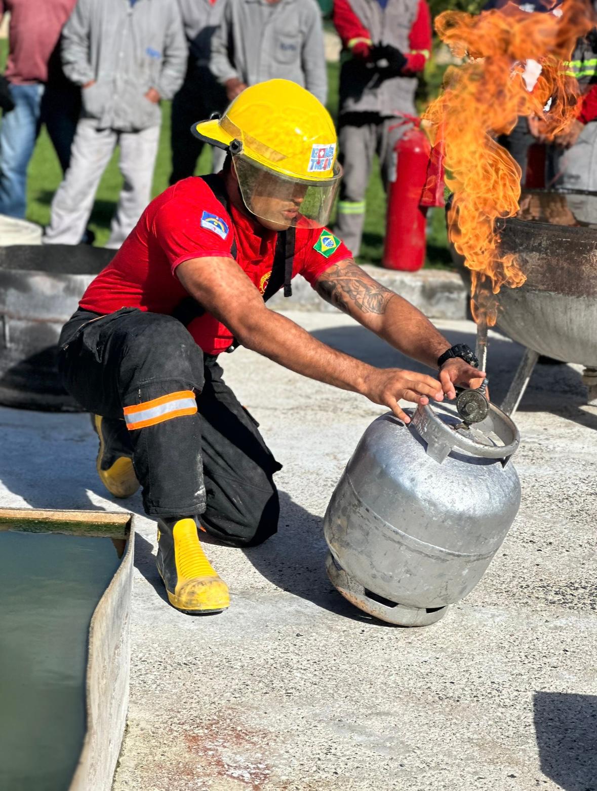 Treinamento NR-20 com GLP, fogo controlado e líquidos inflamáveis