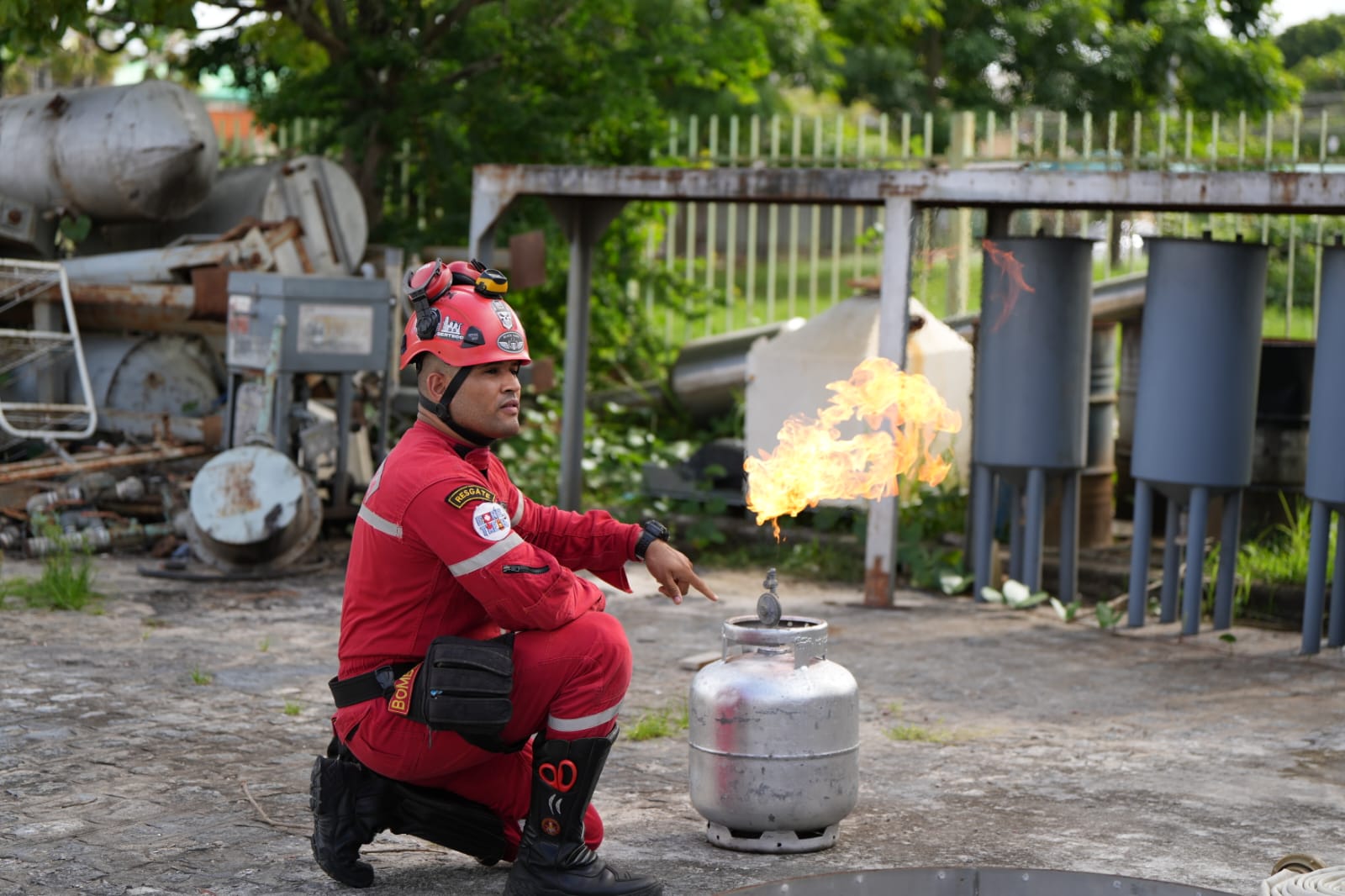 Treinamento prático de combate a incêndio com botijão de gás