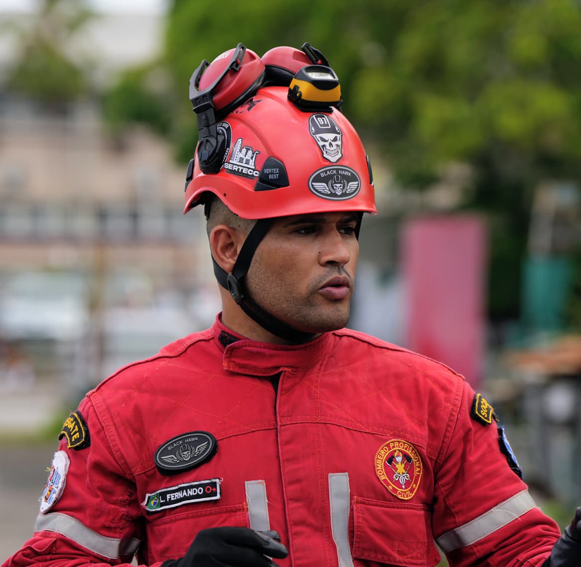 Instrutor bombeiro civil em prontidão durante treinamento corporativo