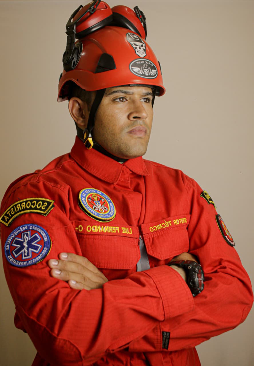 Bombeiro civil uniformizado em postura profissional