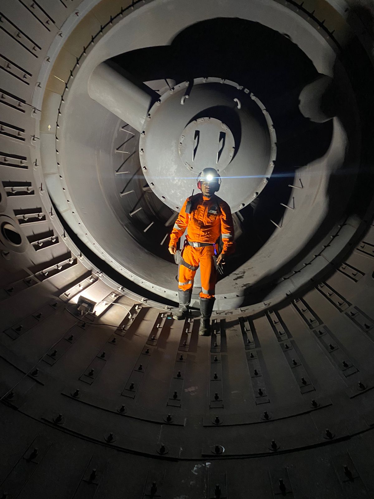 Profissional em espaço confinado durante inspeção operacional